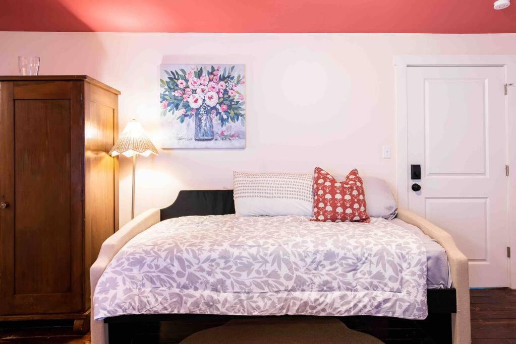 Blush And Bashful Germantown Two Bedroom Apartment Louisville-Jefferson County Extérieur photo